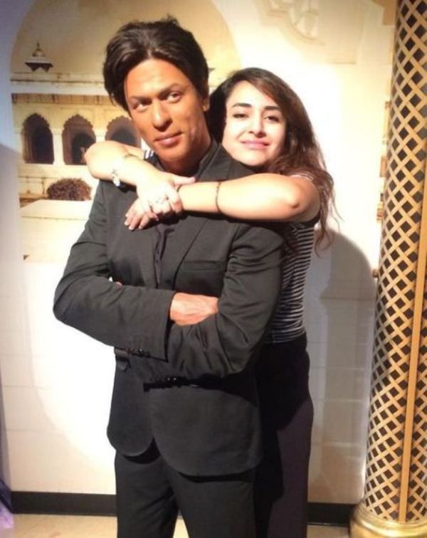 Yumna Zaidi posing with wax statue of Shahrukh Khan